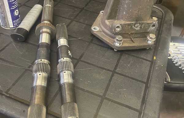 Difference between AWD and RWD… transfer case so awd has shorter output shaft and just a stabby coupler between trans and transfer case.. took tail housing from the 4L60e and the shaft and do a swapy swap… unfortunately, Difference between AWD and RWD… transfer case so awd has shorter output shaft and just a stabby coupler between trans and transfer case.. took tail housing from the 4L60e and the shaft and do a swapy swap… unfortunately,