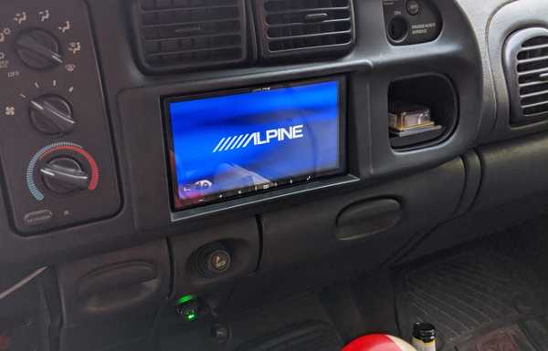 Carplay/Android Auto Alpine bluetooth head unit