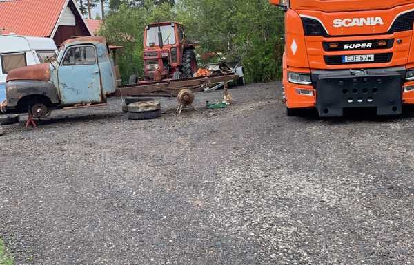 Lifted the truck up on stands and unseased the wheelbearings etc. to easyer get it in the garage. Lifted the truck up on stands and unseased the wheelbearings etc. to easyer get it in the garage.