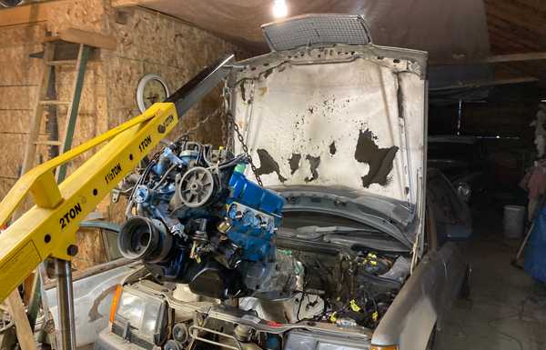 Dropping in my 302 that I built in 2007, it’s originally from a ‘91 F150 but I had it bored .030 and put 10.5:1 pistons and a big cam, it has a 600 Edelbrock on it currently and makes around 300hp. Dropping in my 302 that I built in 2007, it’s originally from a ‘91 F150 but I had it bored .030 and put 10.5:1 pistons and a big cam, it has a 600 Edelbrock on it currently and makes around 300hp.