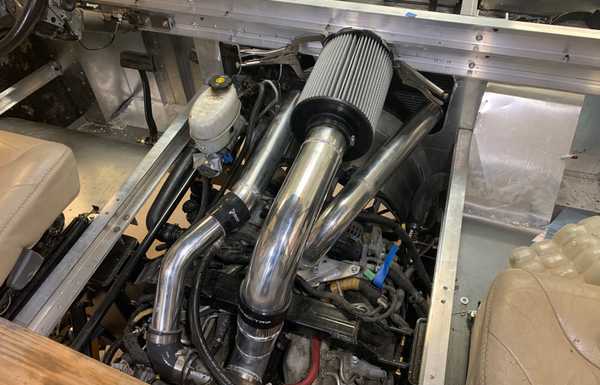 Engine piping. Engine piping.