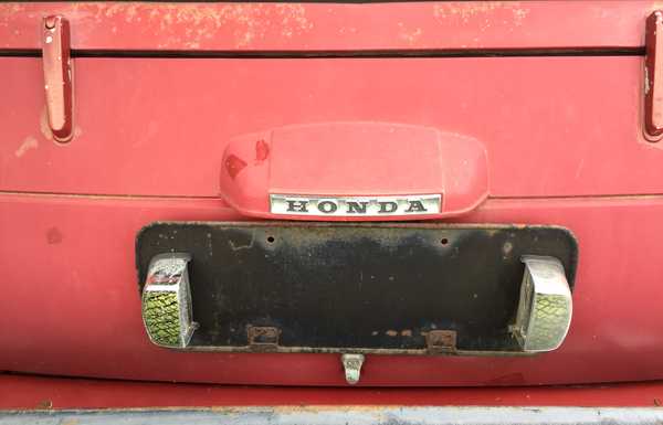 Rear boot cover (plastic) is not cracked Rear boot cover (plastic) is not cracked