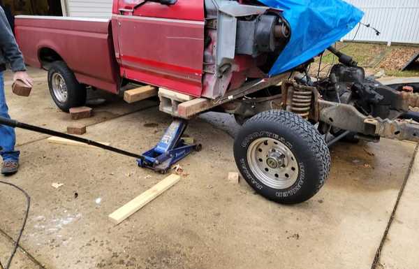 Pulling the cab off the clean  and paint the frame and fix rust 