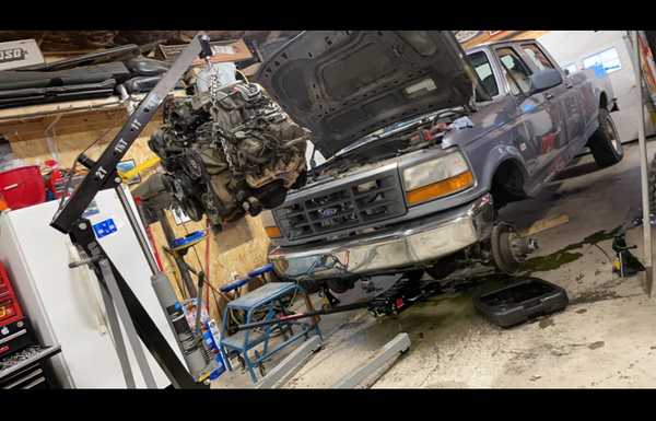 Replacing the engine with another 351w after I bought the truck. The original one was very sick Replacing the engine with another 351w after I bought the truck. The original one was very sick