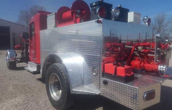 Fully functional 700 gallon water tank and pump. Fully functional 700 gallon water tank and pump.
