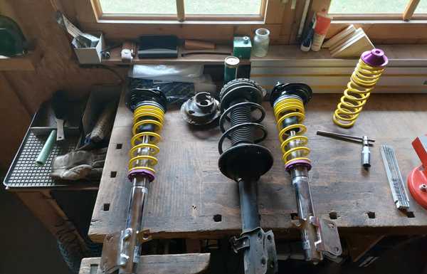 Dezember 2022 - on the far right coil assembly as delivered for 96' Legacy's, both working Coilovers for my Legacy and the OEM Strut Dezember 2022 - on the far right coil assembly as delivered for 96' Legacy's, both working Coilovers for my Legacy and the OEM Strut