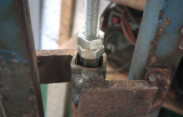 The drive shaft is made from M10 threaded bar
