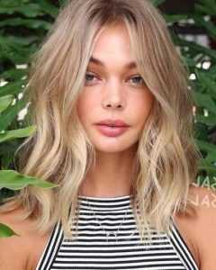2023 Popular Middle-parted Highlighted Long Bob Haircuts