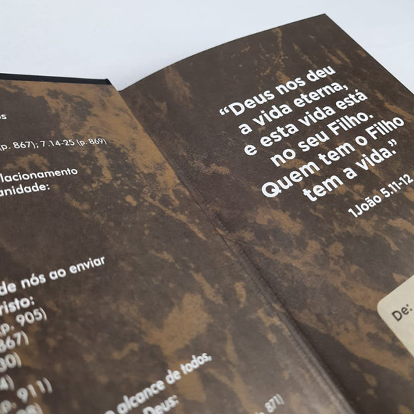 Foto Bíblia Sagrada Cruz NAA | Preta e Dourada