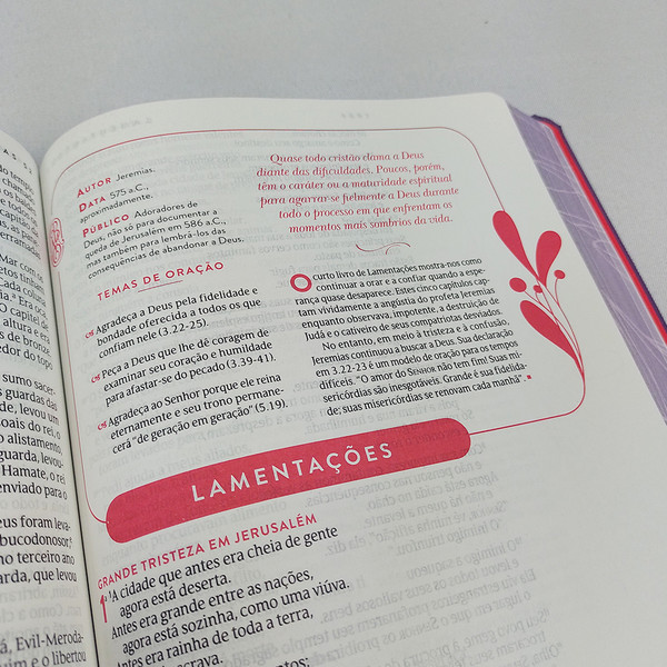 Foto A Bíblia da Mulher que Ora | Expandida | NVT | Capa Roxa