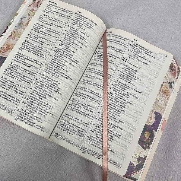 Foto Bíblia Comparativa (ARC e NVI na mesma Bíblia) | Flor de Henna