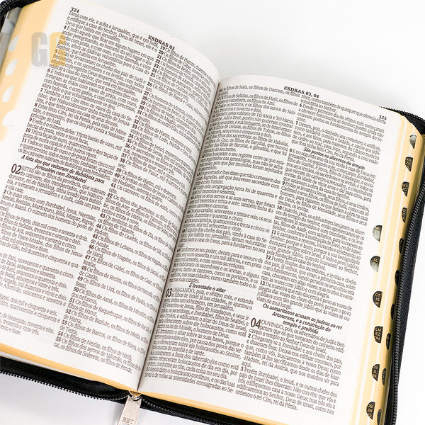 Foto Bíblia Sagrada com Letra Gigante e Harpa - ARC | Preta c/ Zíper