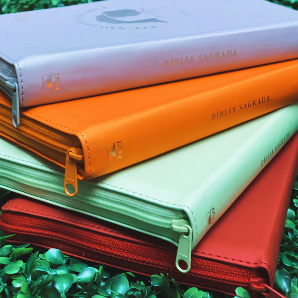 Foto Bíblia NVI com Zíper - Capa Lilás | Ele não está mais aqui