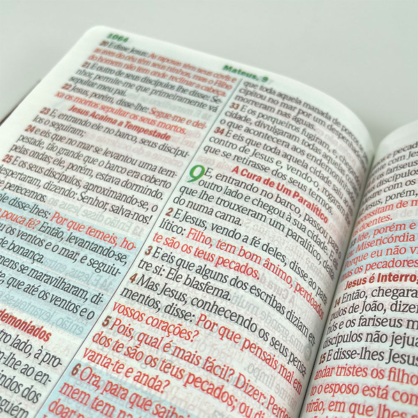 Foto Bíblia Letra Hipergigante ARC | Textos Coloridos com Harpa | Índice Lateral | Arabesco Bordô