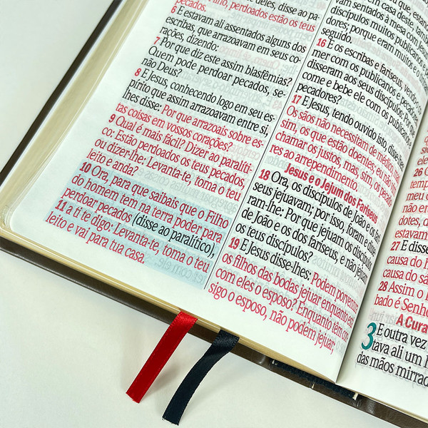 Foto Bíblia ARC Letra Jumbo | Textos Coloridos com Harpa | Cruz Bordô