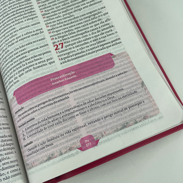 Foto A Bíblia da Pregadora Fiel | ARC | Textos Coloridos | Capa Vermelha