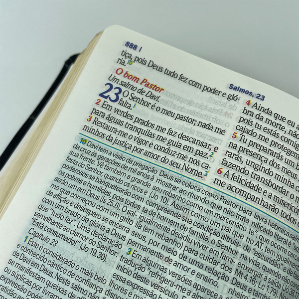 Foto Bíblia de Estudo King James Atualizada - Textos Coloridos | Preta