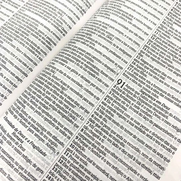 Foto Bíblia Sagrada RC Harpa Avivada e Corinhos - Média | Capa dura Flores