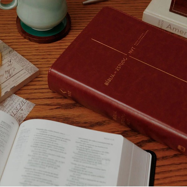 Foto Bíblia de Estudo NVT | Capa Luxo Marrom