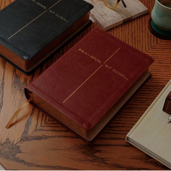 Foto Bíblia de Estudo NVT | Capa Luxo Marrom