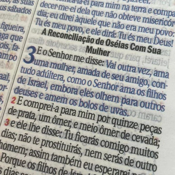 Foto Bíblia RC Letra Hipergigante Com Textos Coloridos, Harpa E Corinhos - Capa Luxo Marrom Escuro Com Zíper