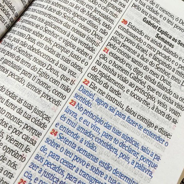 Foto Bíblia ARC Letra Hipergigante Com Textos Coloridos e Harpa E Corinhos | Capa Luxo Bordô