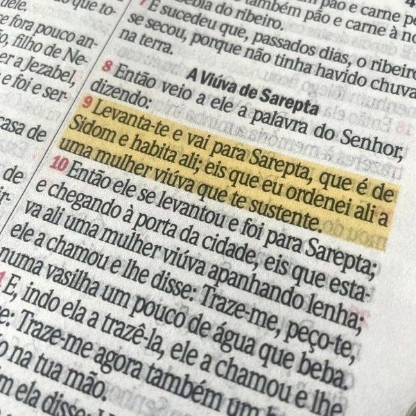Foto Bíblia RC Letra Hipergigante Com Textos Coloridos e Harpa E Corinhos | Capa Luxo Bordô Com Zíper