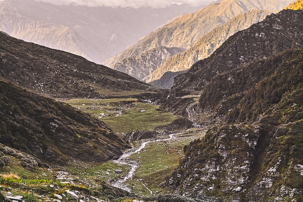 Descent to Joginder's tea stall (in centre) from Jalsu Pass