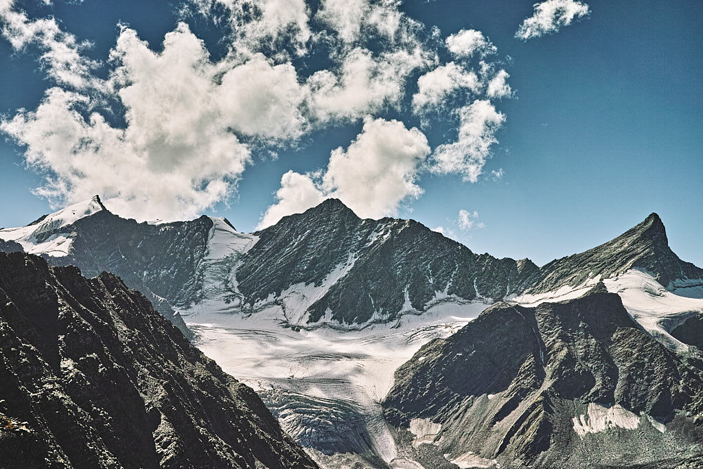 The glaciated field around Kuja peak as viewed from Kalah Pass