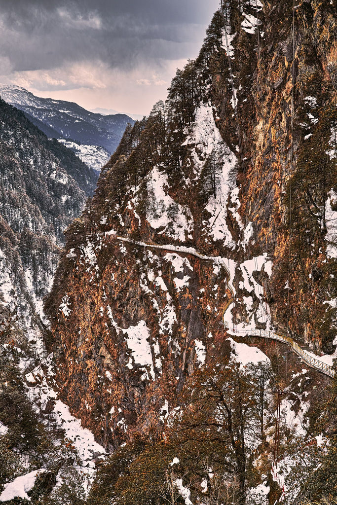 Janki Chatti to Yamunotri (Uttarakhand) trekking route hugs the mountainside and keeps to the true right of Yamuna river