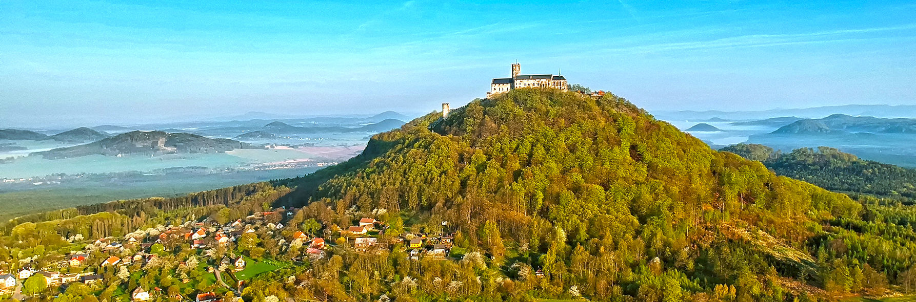 Entspannen Sie sich im schönen Grand Hotel am Macha-See unterhalb der Burg Bezděz