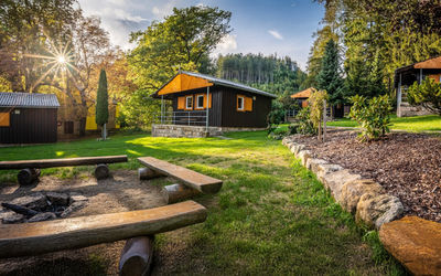 Chatová osada a kemp Ostaš: Vaše brána do světa pískovcových skal