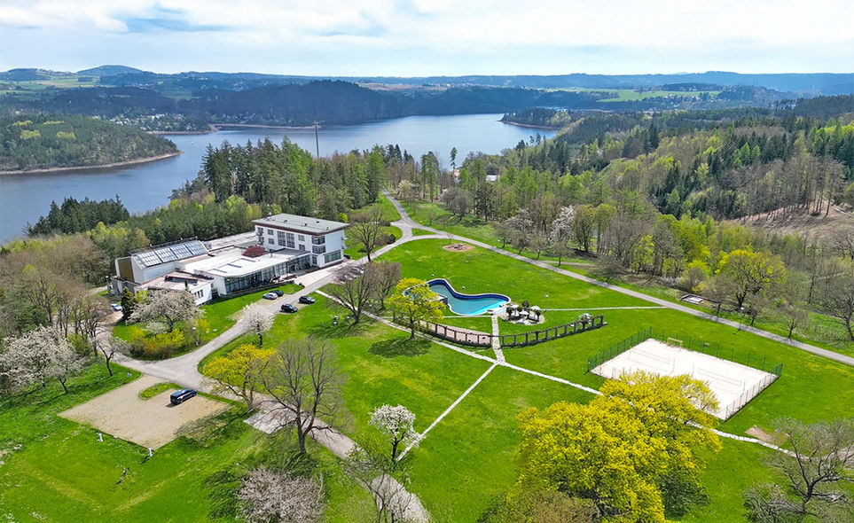 Ein perfekter Wellnessaufenthalt am Ufer des Orlická-Stausees im Hotel Orlík