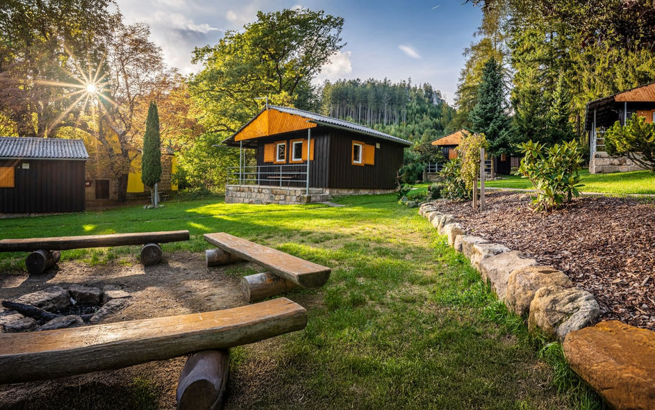 Chatová osada a kemp Ostaš: Vaše brána do světa pískovcových skal