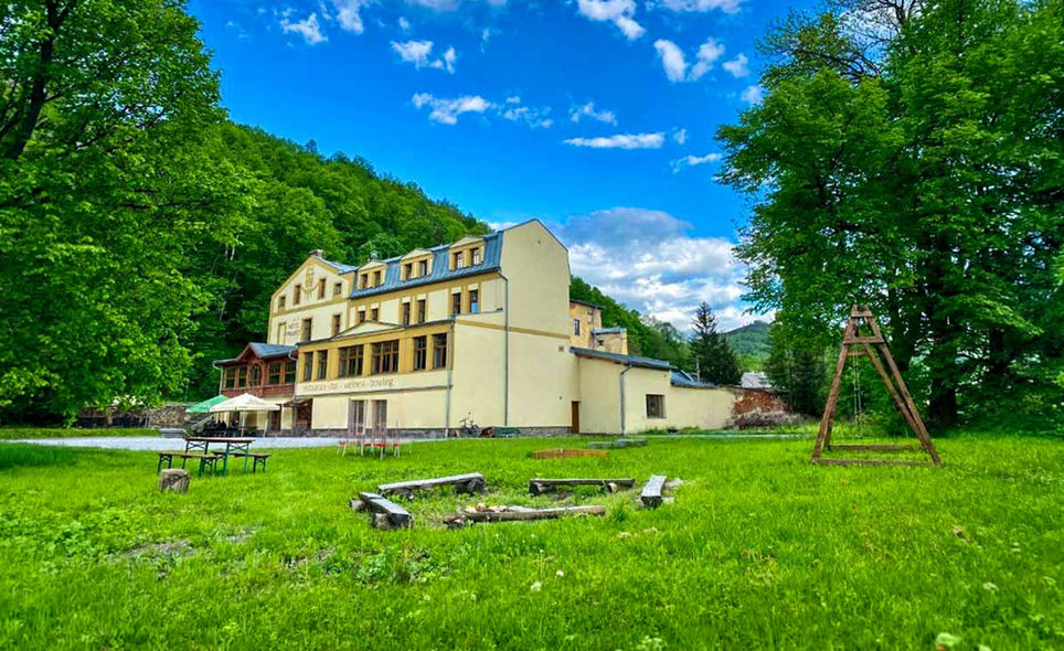 W stronę piękna Jesioników do hotelu Praděd Thamm: pobyt z wyżywieniem i wellness w Złotych Horach
