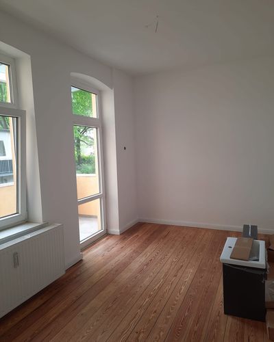 Wohnungssanierung - Bodenverlegung und Malerarbeiten
