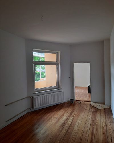 Wohnungssanierung - Bodenverlegung und Malerarbeiten