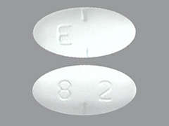 Esto es un Tableta blanco elíptico imprimido con E en la parte delantera, 8 2 en la parte posterior, y es fabricado por RISING PHARM.