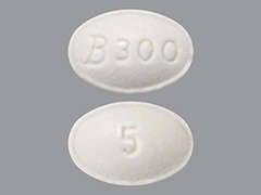 Esto es un Tableta blanco oval imprimido con logo and B300 en la parte delantera, 5 en la parte posterior, y es fabricado por PURACAP LABORAT.