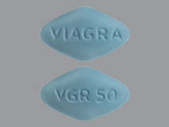 Esto es un Tableta azul diamante imprimido con VGR 50 en la parte delantera, VIAGRA en la parte posterior, y es fabricado por VIATRIS SPECIAL.