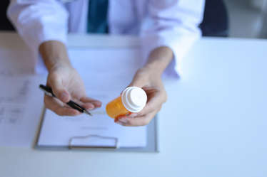 A general practitioner explains to acpatient about prescription
