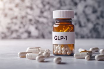 The image shows a GLP1 labeled bottle with capsules