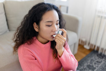 Mujer usando un inhalador para el asma