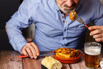 Hombre comiendo una comida