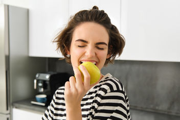 Mujer comiendo una manzana