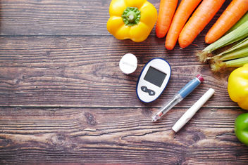 Dispositivos médicos para la diabetes y verduras frescas.