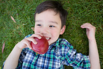 Niño comiendo una manzana