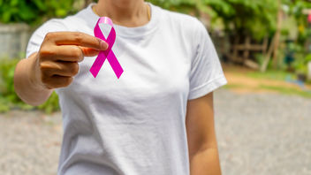 Mujer sosteniendo cinta rosa de cáncer de mama