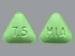 Esto es un Tableta verde claro triangular imprimido con 7.5 en la parte delantera, MIA en la parte posterior, y es fabricado por ARBOR/AZURITY.