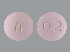 Esto es un Tableta rosa claro redondo imprimido con A en la parte delantera, 02 en la parte posterior, y es fabricado por NORTHSTAR RX LL.